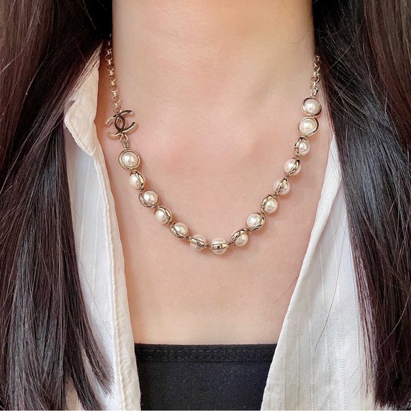 CHANEL Pearl Necklace with Silver Chain - Picture 1 of 8